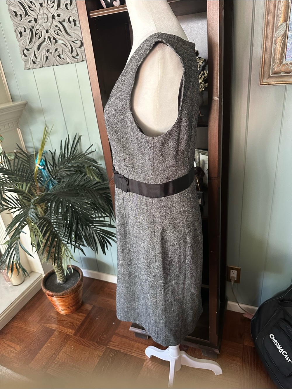 Banana Republic Wool Blend V-Neck Sheath Dress with Black Belt - Picture 4 of 6